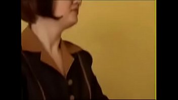 Молодая сотрудница удовлетворяет свои желания и начальницу на столе жесткий секс в порно видео