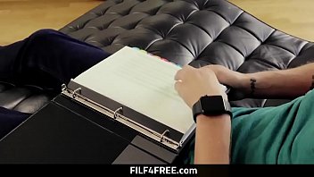 Зрелая мачеха учит сына семейным оргиям и отучает от мастурбации в горячем видео