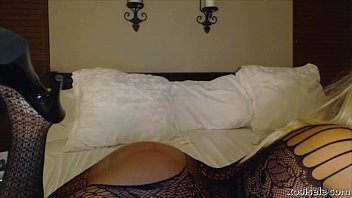 Соблазнительная блондинка в эротичном белье показывает свои прелести и играет с вибратором в онлайн-режиме