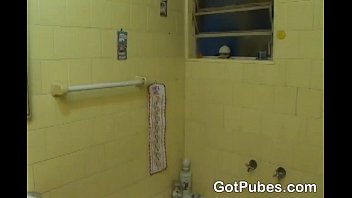 Чернокожая красотка соблазняет сантехника в захватывающем порно видео