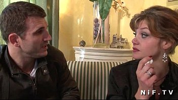 Настоящее искусство молодой парень удовлетворяет зрелую соседку в жарком сексе