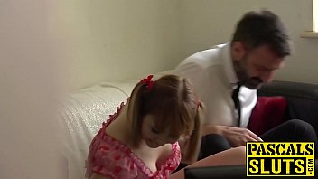 Молодая рыженькая девушка учится сексу с бородатым факером