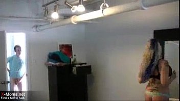 Женщина застала пасынка за дрочкой на ее сиськи и решила помочь ему