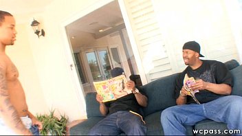 Три негра вафлят сучку и трахают в две дырки