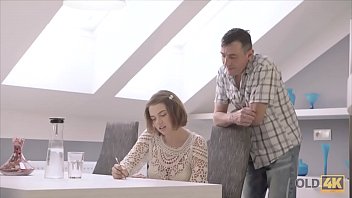 Молодая девушка сосредоточена на учебе, но не устояла перед соседом и получила жаркий секс