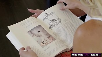 Сексапильная мачеха соблазняет молодого человека падчерицы во время секса