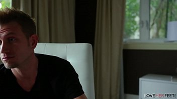 Бурный роман после знакомства в интернете горячая девчонка с большими сиськами дала парню наездницу и получила сперму на ноги