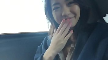 Пошлая китаянка оголила сиськи в такси