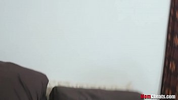 Зрелая женщина возбуждает пасынка, оголяя грудь и беря его член в ротик