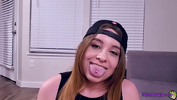 Пухлая сестра балует маленький член сводного брата минетом