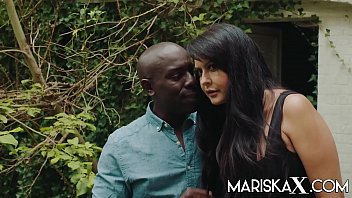 Женщина продает дом после разрыва с мужем, но сталкивается с оскорбительным поведением покупателей