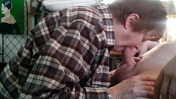 Взрослая женщина удовлетворяет молодого парня сладким минетом