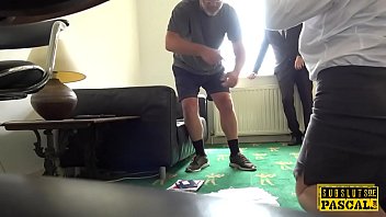 Грудастую британскую милфу грубо трахнули раком