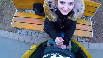 Экстрим в парке опытный пикаппер знакомится с красивой девушкой и предлагает ей заработать деньги